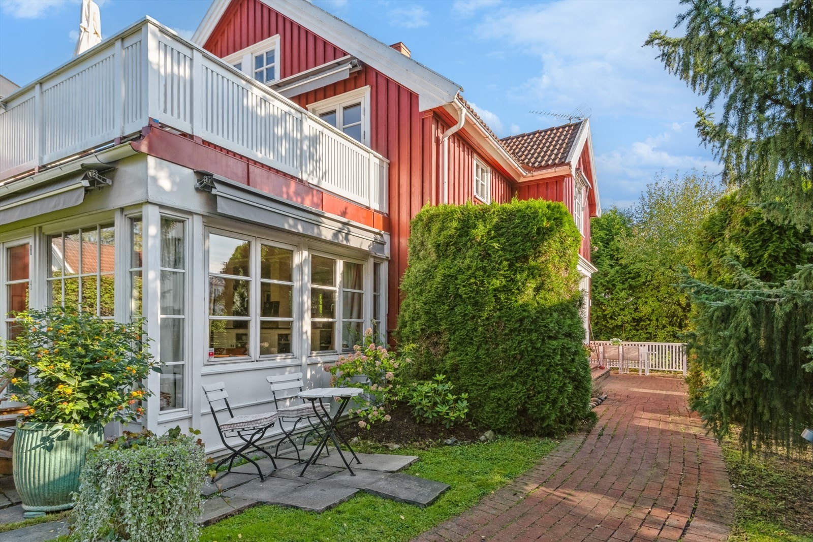 Eiendommen har en nydelig hage og solrike uteplasser med godt med boltreplass for store og små. Galleribilde