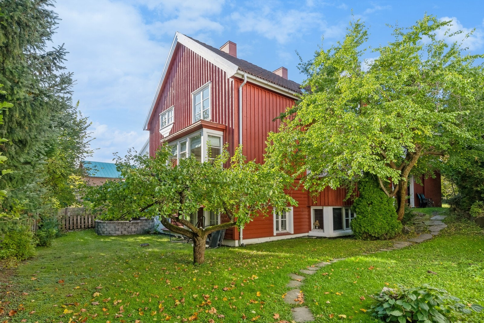 Pent opparbeidet tomt med flott beplantning, trær og busker. Galleribilde