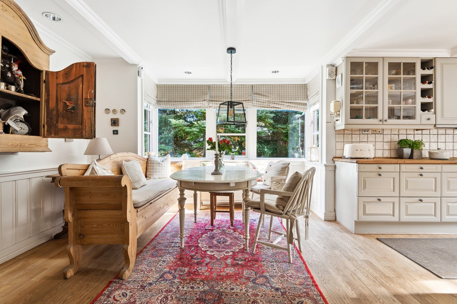 God plass til kjøkkenbord ved store vindusflater. Galleribilde