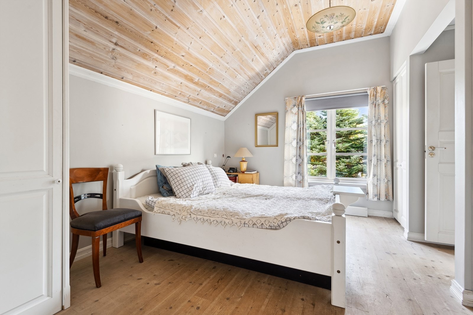 Soverom 4 er romslig og innredet med garderobeskap. Galleribilde