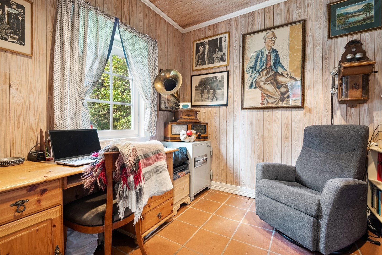 Rom med flere bruksmuligheter, i dag innredet som kontor. Galleribilde