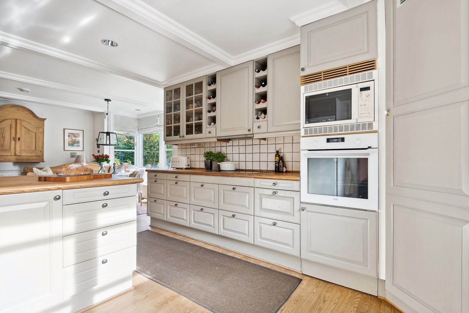 Boligens kjøkken har klassiske og profilerte fronter. Det er godt med skap- og benkeplass. Galleribilde