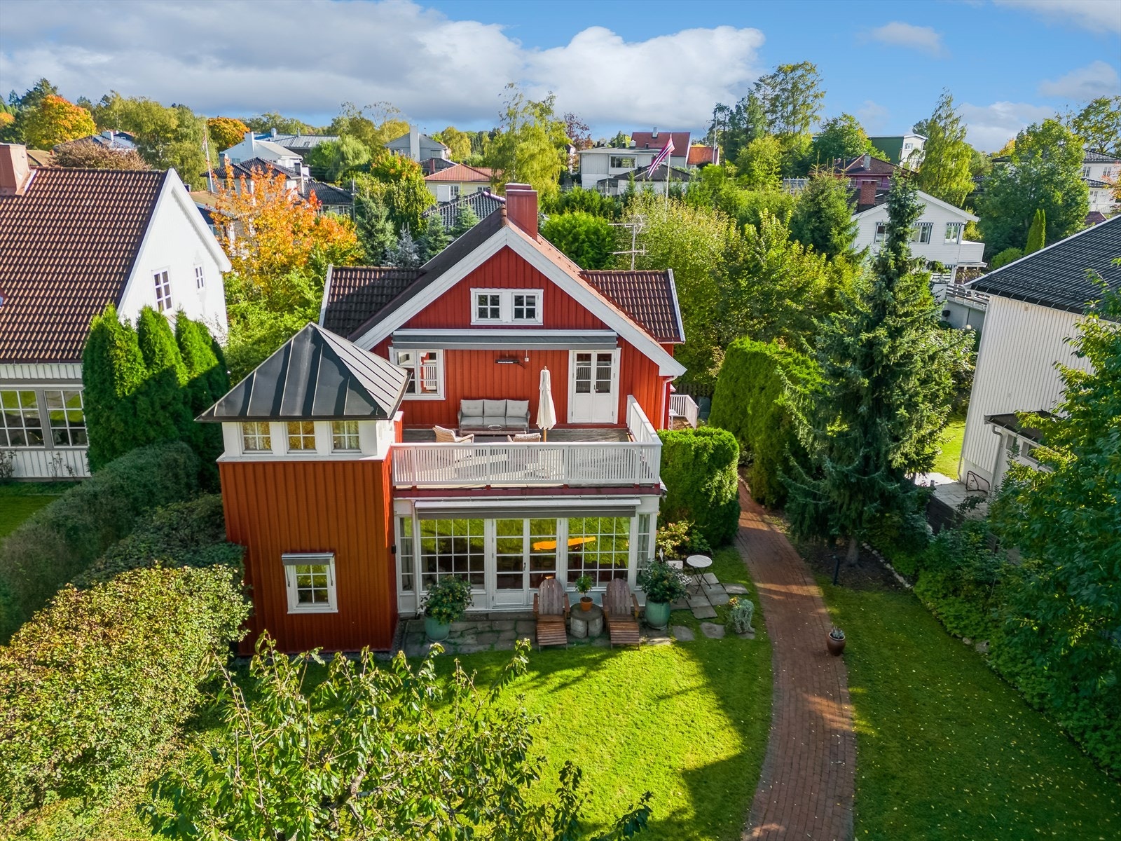 Tomten er delvis omkranset av en vakker hekk som gir god følelse av skjerming og privatliv. Galleribilde