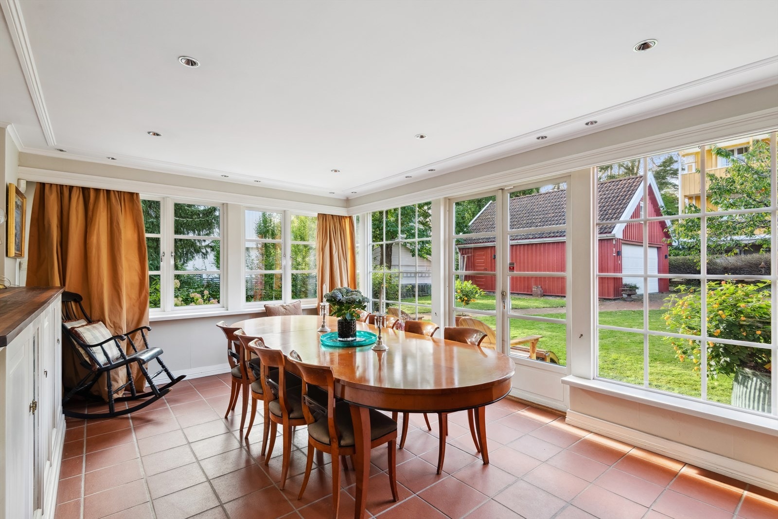 Her kan du nyte det frodige utsynet gjennom store vindusflater på flere sider. Galleribilde