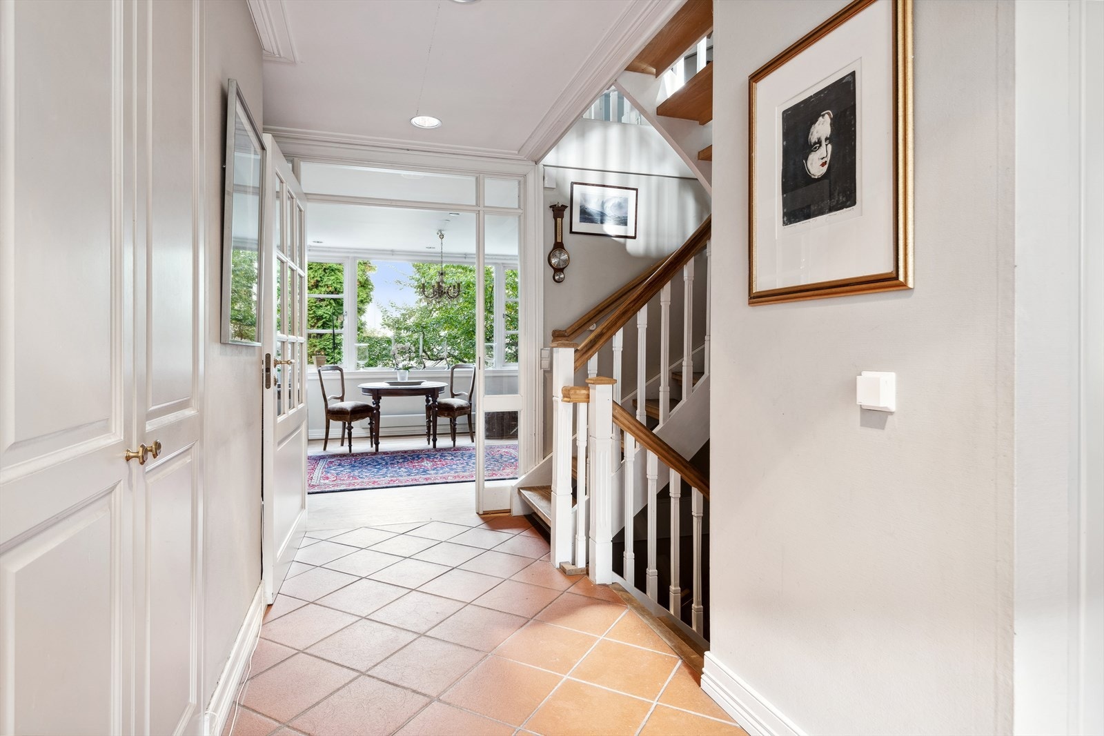 Romslig entré med garderober og flere soner for oppbevaring av yttertøy og sko. I tillegg finner du WC-rom ved entré. Galleribilde