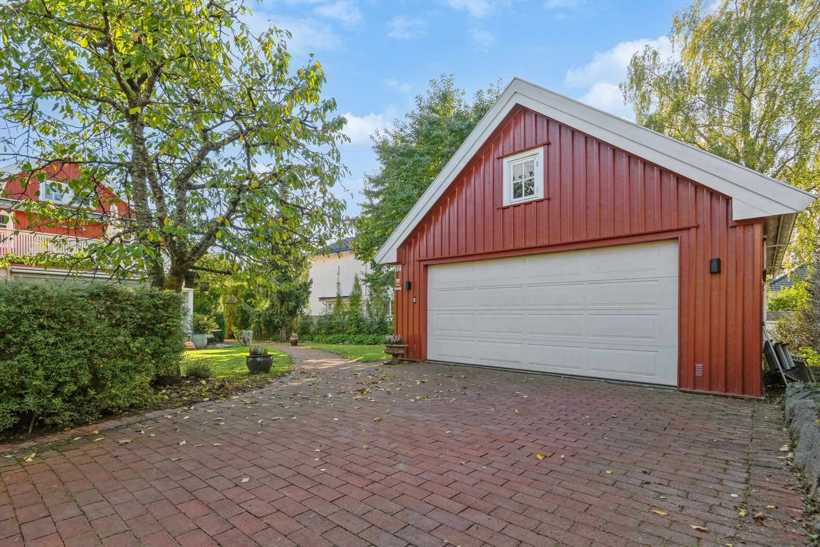 Parkering på gårdsplass eller i dobbelgarasje. Galleribilde