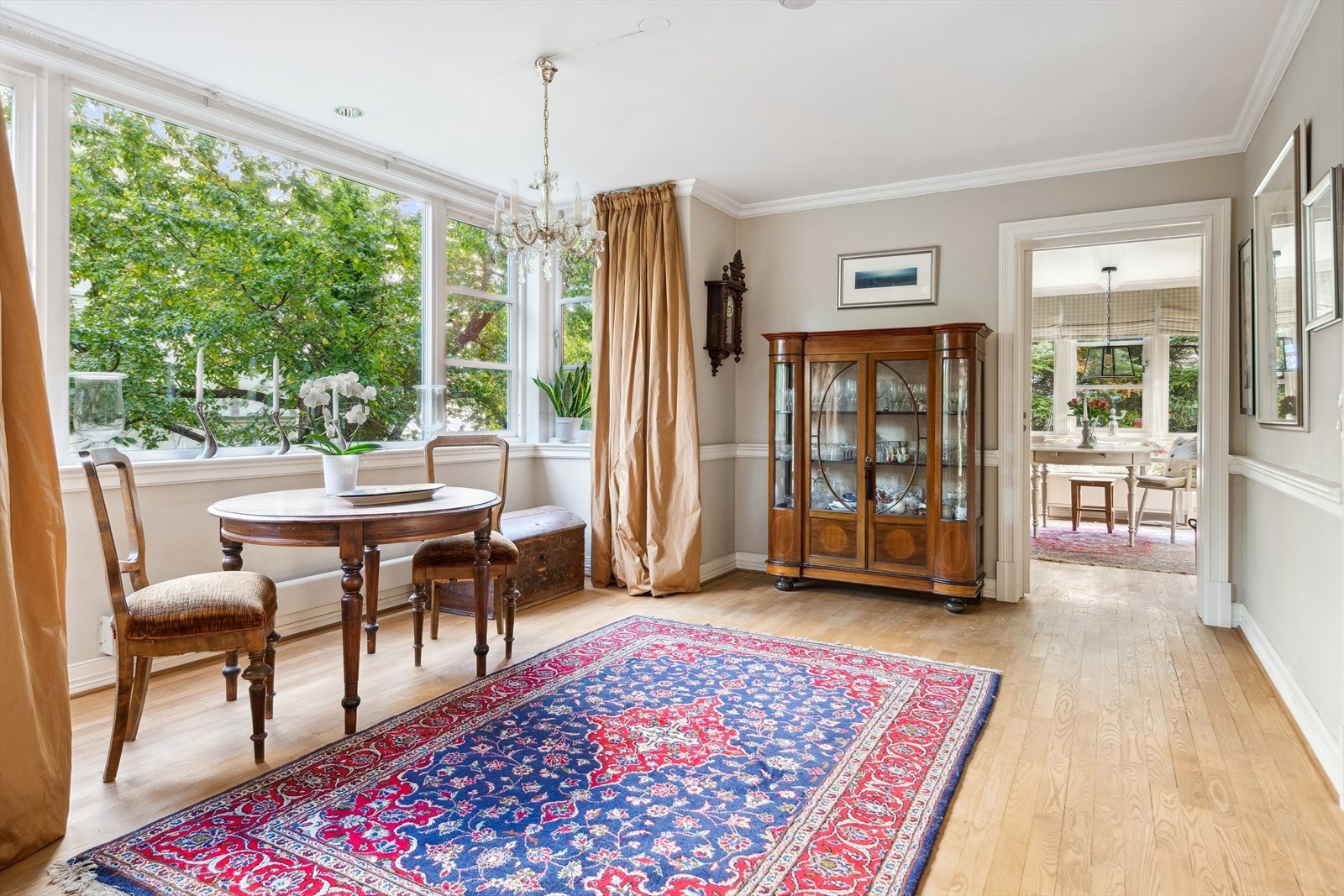 I boligen er det store vindusflater som slipper inn godt med naturlig lys. Galleribilde