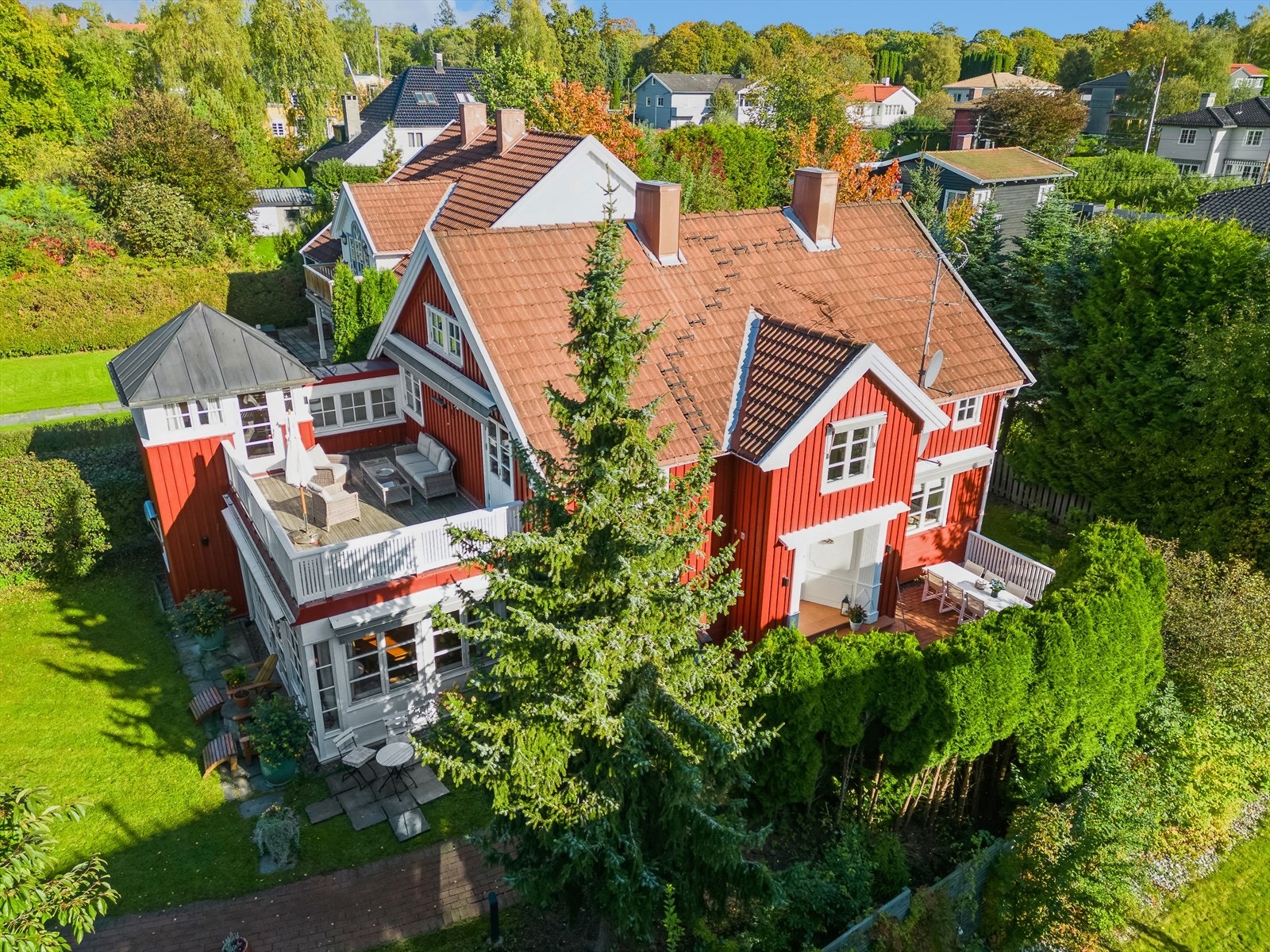 Velkommen til Guldbergs vei 22B - En stor og klassisk enebolig i meget attraktivt og populært boligområde på Heggeli. Galleribilde