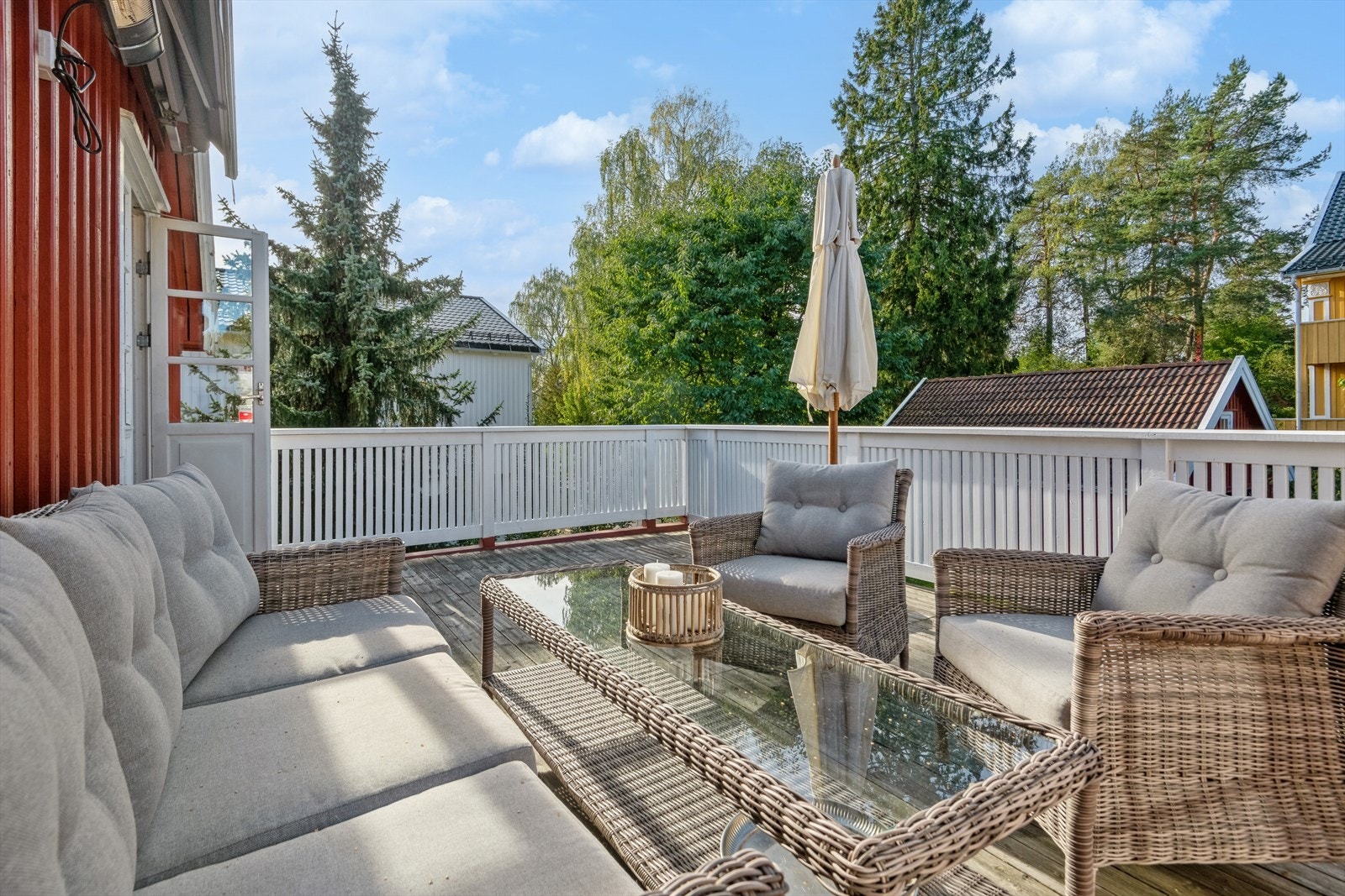 Stor solfylt terrasse, helt usjenert. Galleribilde