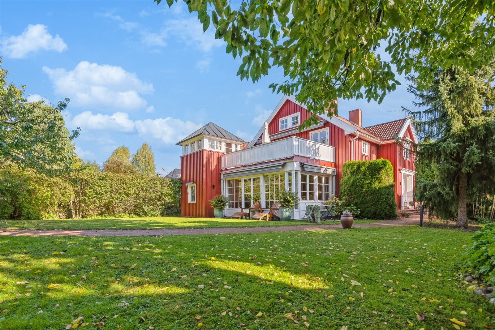 Eiendommen har en romslig og solfylt hage, en stor terrasse fra annen etasje, samt dobbelgarasje og biloppstillingsplass. Galleribilde