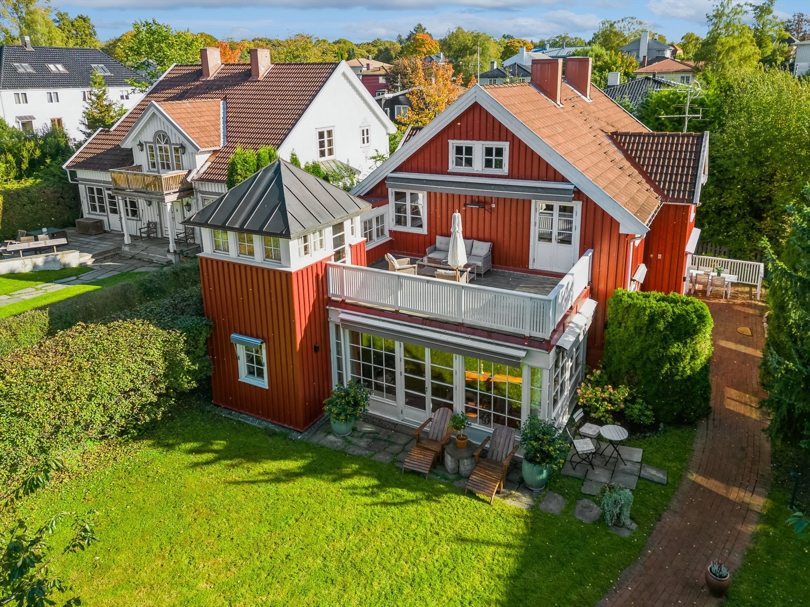 Boligen måler hele 342 m² BRA og strekker seg over fire plan med henholdsvis underetasje, 1. etasje, 2. etasje og loft. Galleribilde