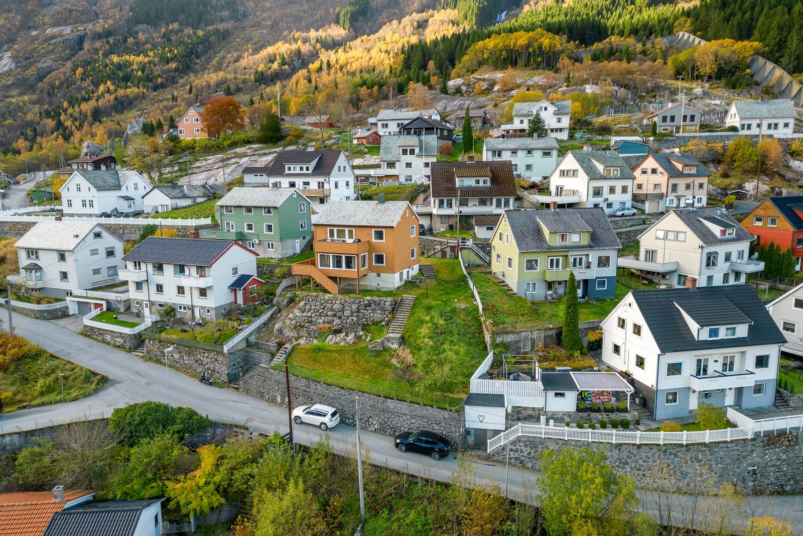 ODDA | Hel tomannsbolig på Tokheim - moderne oppdateringer og generøs planløsning! Fantastisk utsikt fra eiendommen!