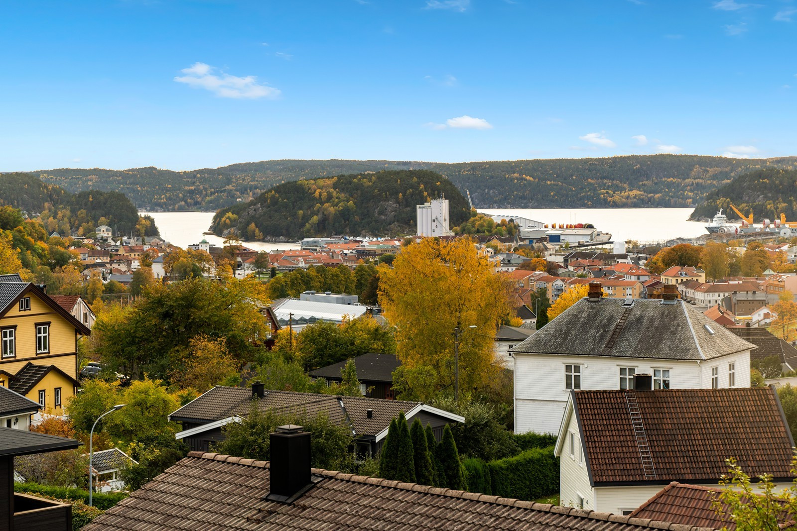 Påkostet og spennende murvilla med praktfull utsikt over Halden by!