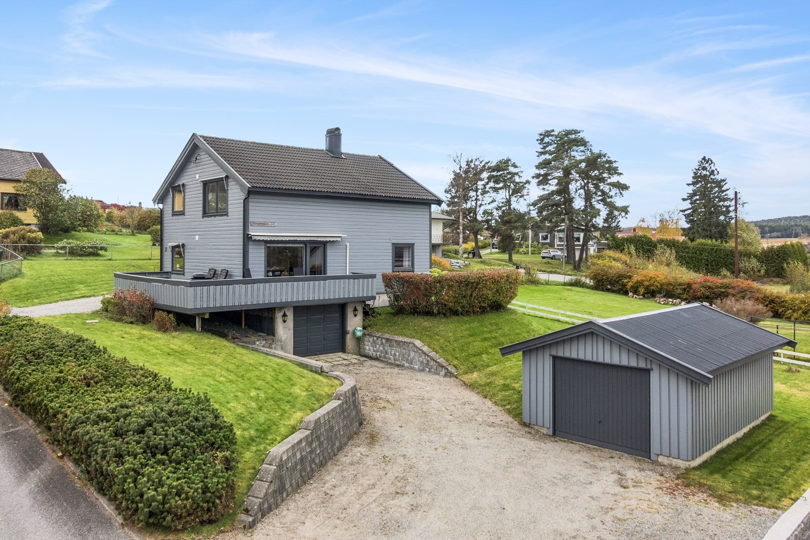 Innholdsrik tomannsbolig beliggende i fredelige og barnevennlige omgivelser på Nybo! Flott utsikt over Femsjøen!