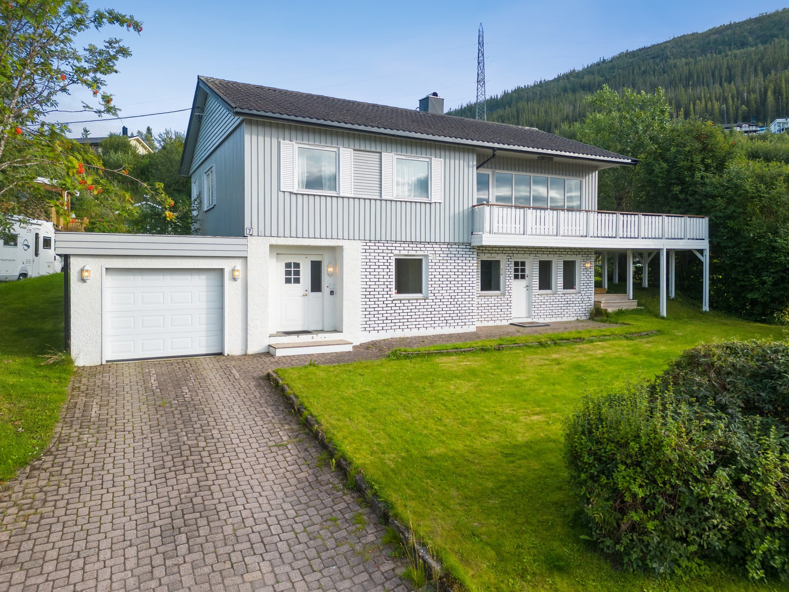 Innholdsrik enebolig med flott utsikt over Ranfjorden|Garasje|Hybel|Stor terrasse|Utebod