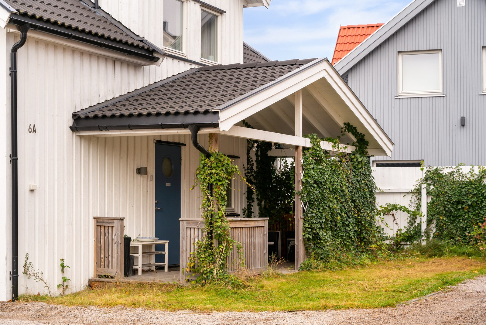 Koselig enebolig på liten høyde like utenfor sentrumskjernen | Skoler, matbutikk etc. rett ved | Kort vei til marka