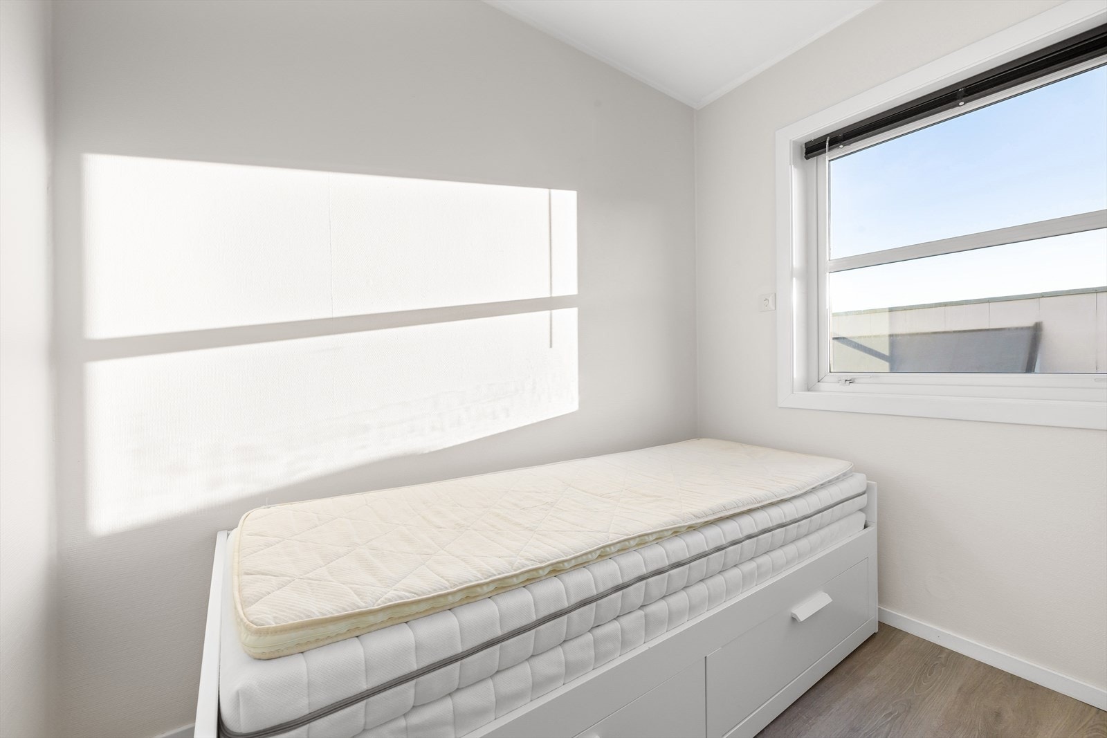 Rommet var opprinnelig et stort rom, men er delt opp slik at man har hatt et gjesterom. Galleribilde