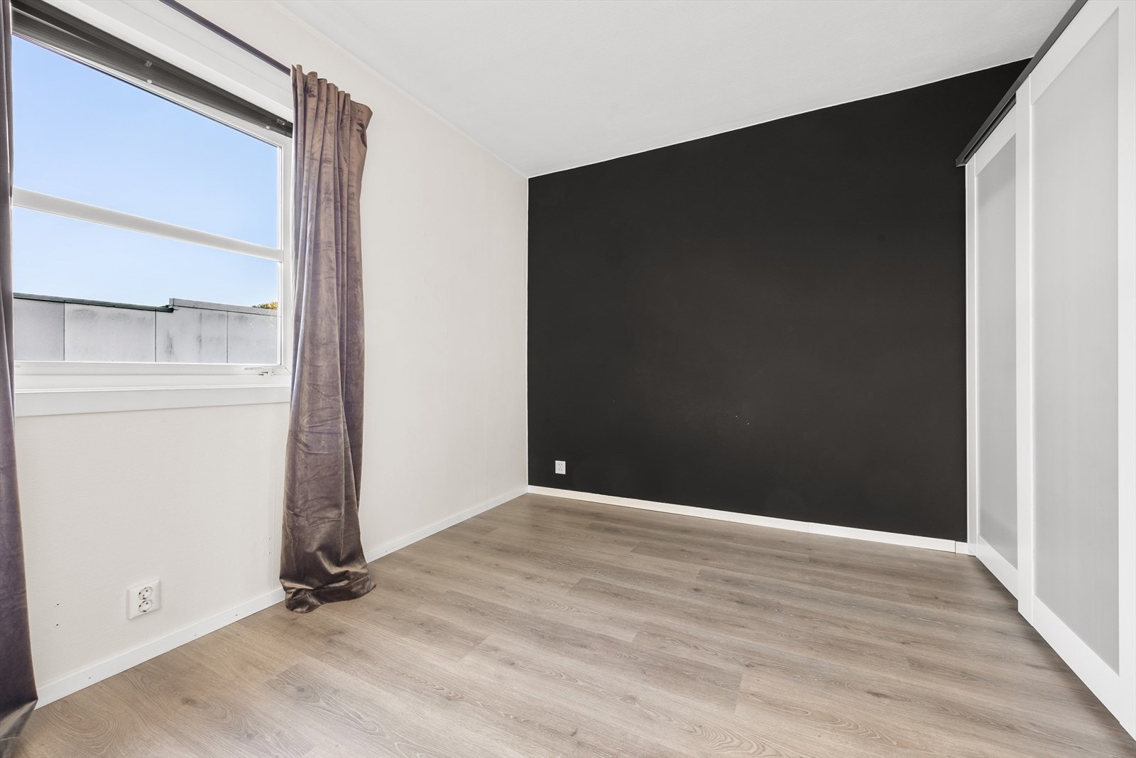 Soverommet har også laminat på gulvet, malte vegger og malt betong i himling. Galleribilde