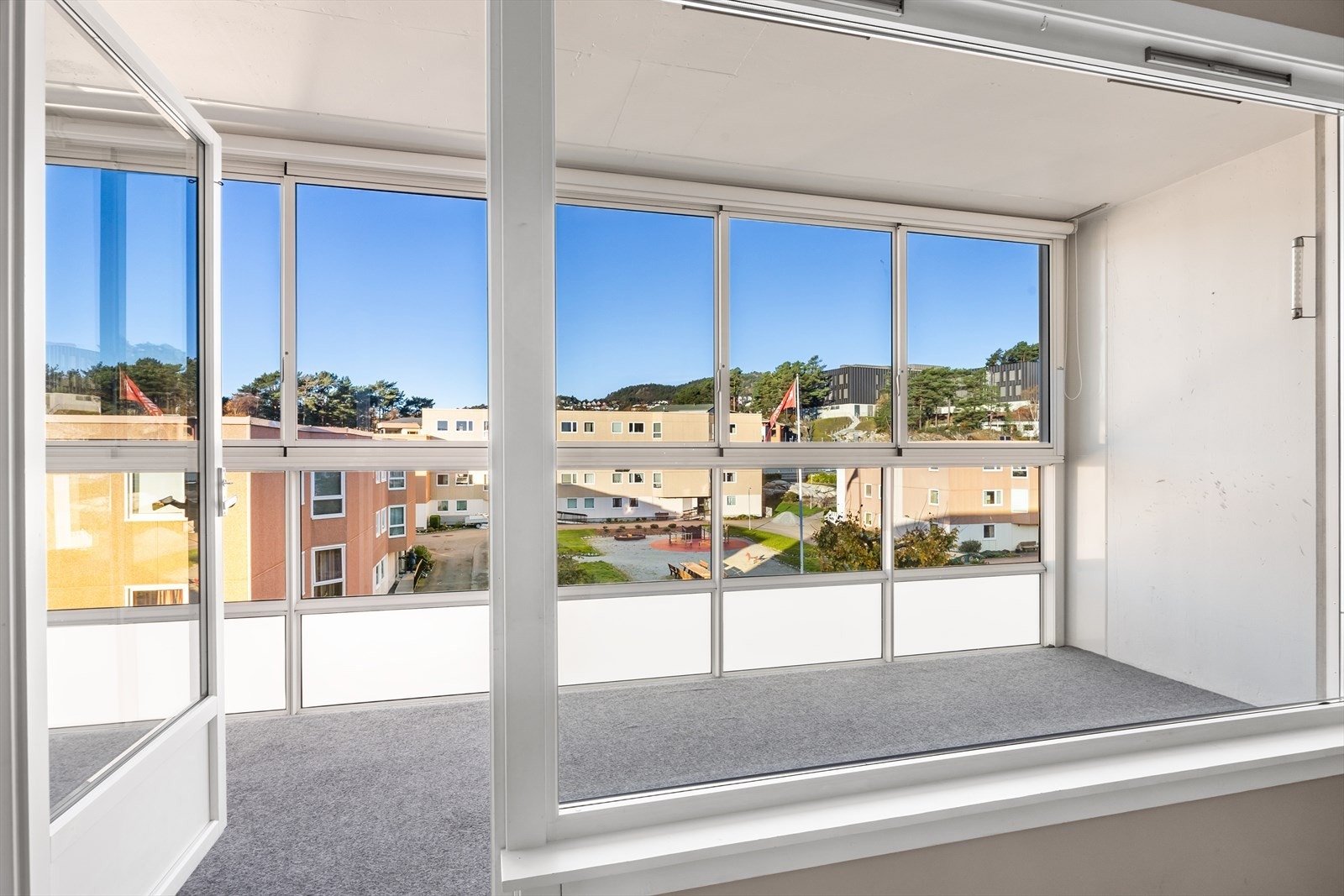 Fra stuen er det utgang til en herlig innglasset balkong på 9,8m² Galleribilde