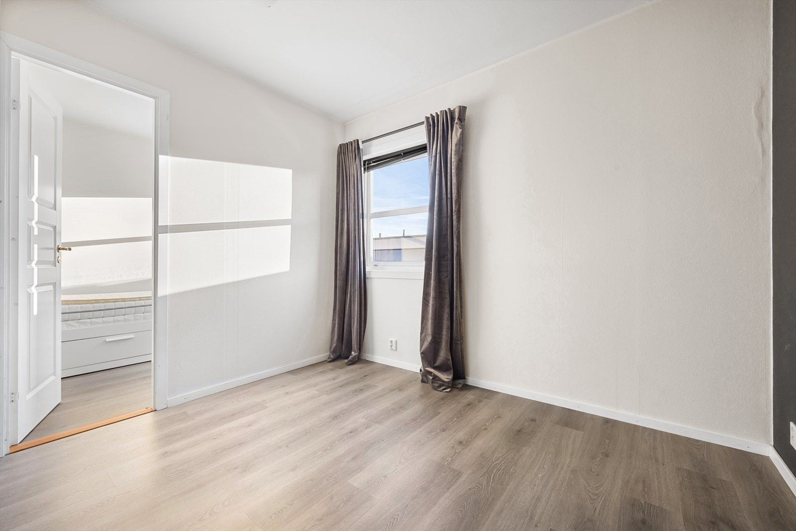 Her er god plass til en standard soveromsinnredning og oppbevaringsmøblement. Galleribilde