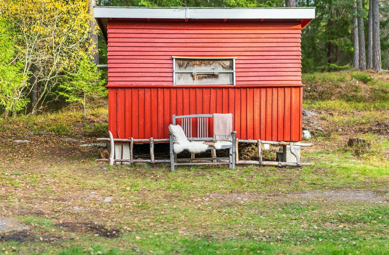 Bygning med tekket skråtak. Yttervegger i reisverk bekledd med panel. Galleribilde