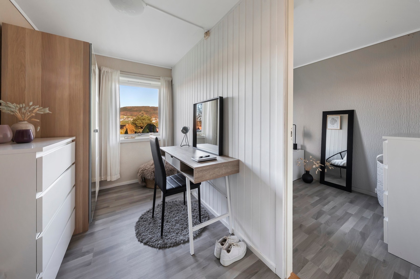 Soverom 3 er avdelt med vegg som gir en sovesone og en garderobe/kontorsone Galleribilde