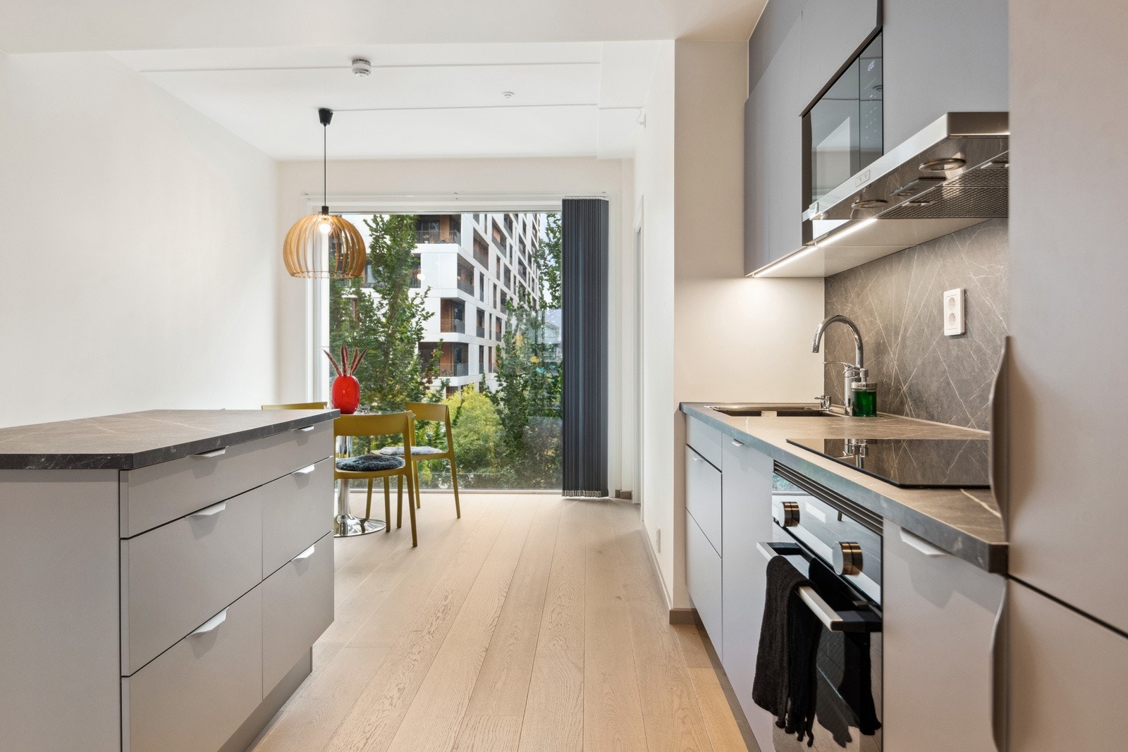 Daglyset strømmer inn via store vinduer i to himmelretninger. Galleribilde