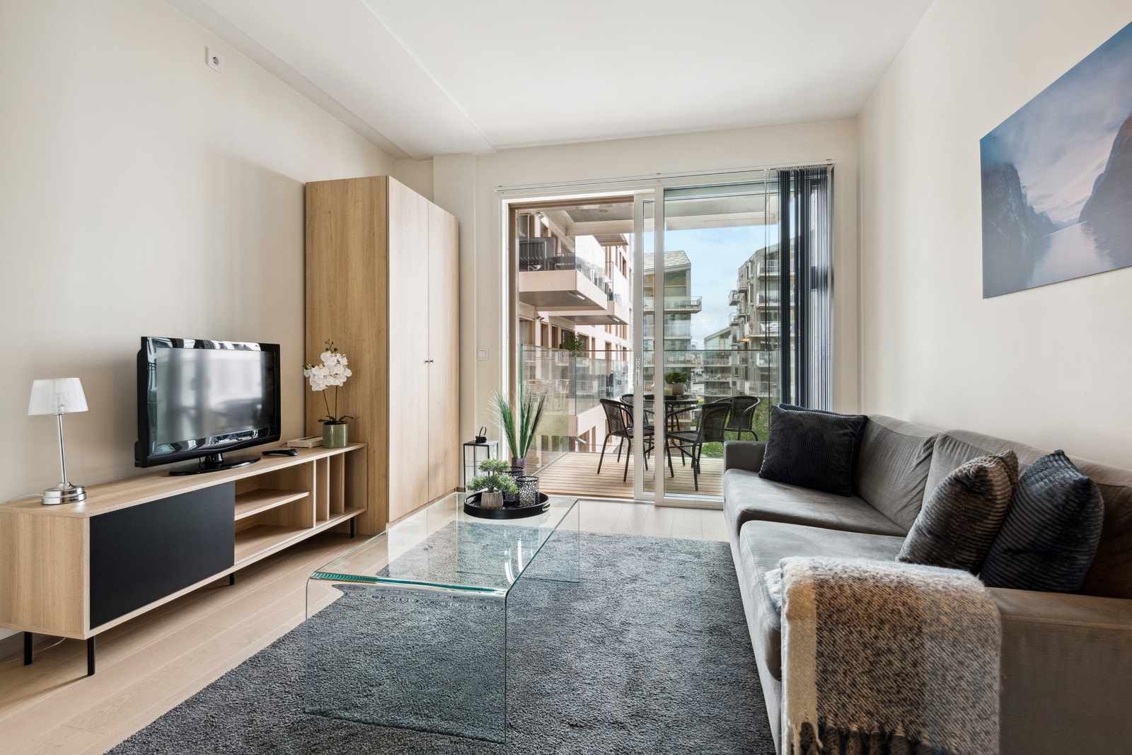 Fra stuesonen er det utgang til den overbygde balkongen. Galleribilde