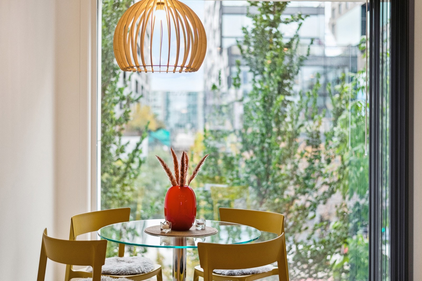 Det er store vindusflater som sikrer gode lysforhold Galleribilde