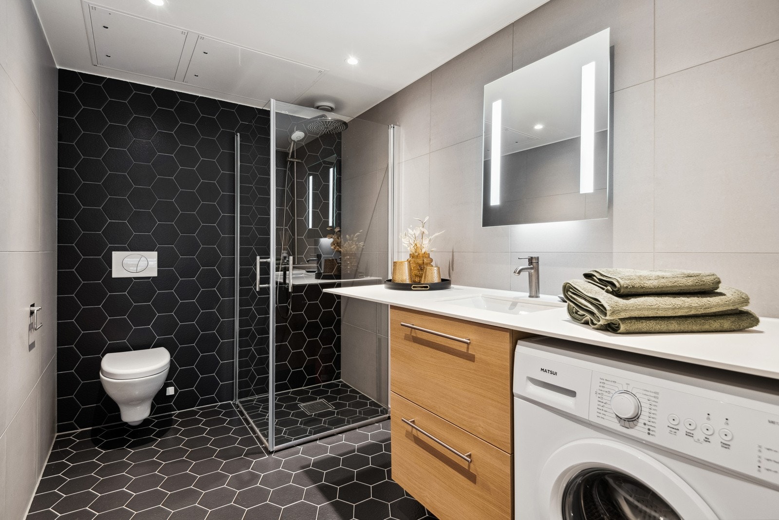 Dusjhjørnet har regnfallsdusj og innfellbare glassdører. Galleribilde