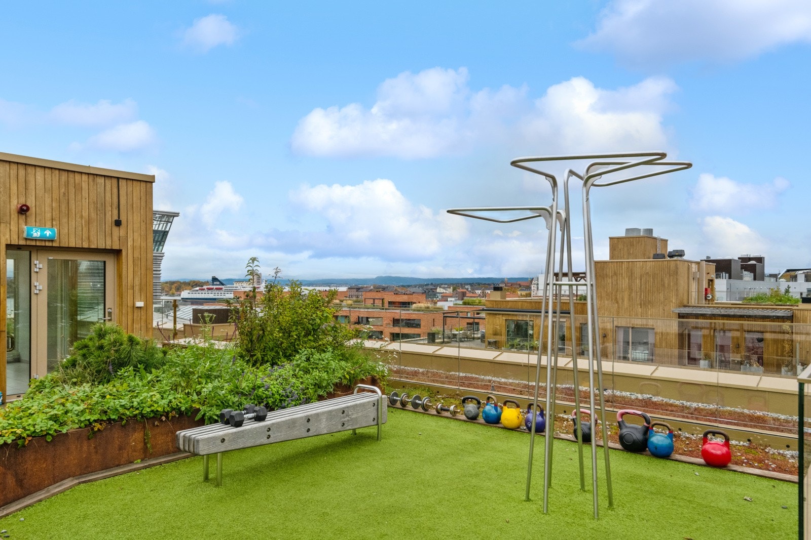 Takterrassen er tilrettelagt for både avslapning og aktivitet Galleribilde