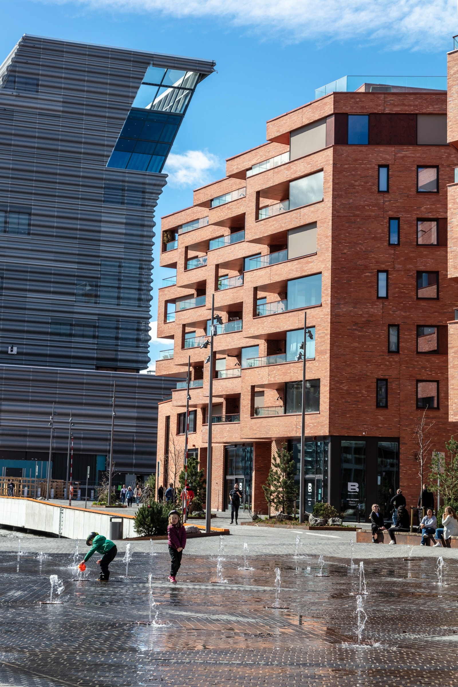 Eiendommen ligger særdeles sentralt og attraktivt til, med umiddelbar nærhet til yrende byliv og spennende restauranter. Galleribilde