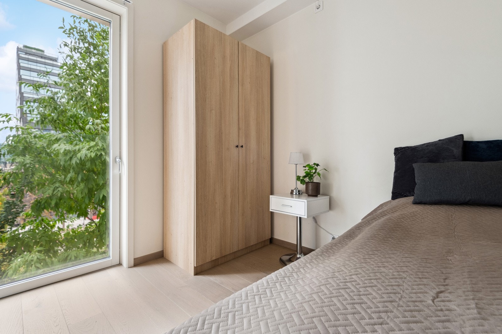 Begge soverommene har plass for garderobeskap (garderobeskapene medfølger ikke) Galleribilde