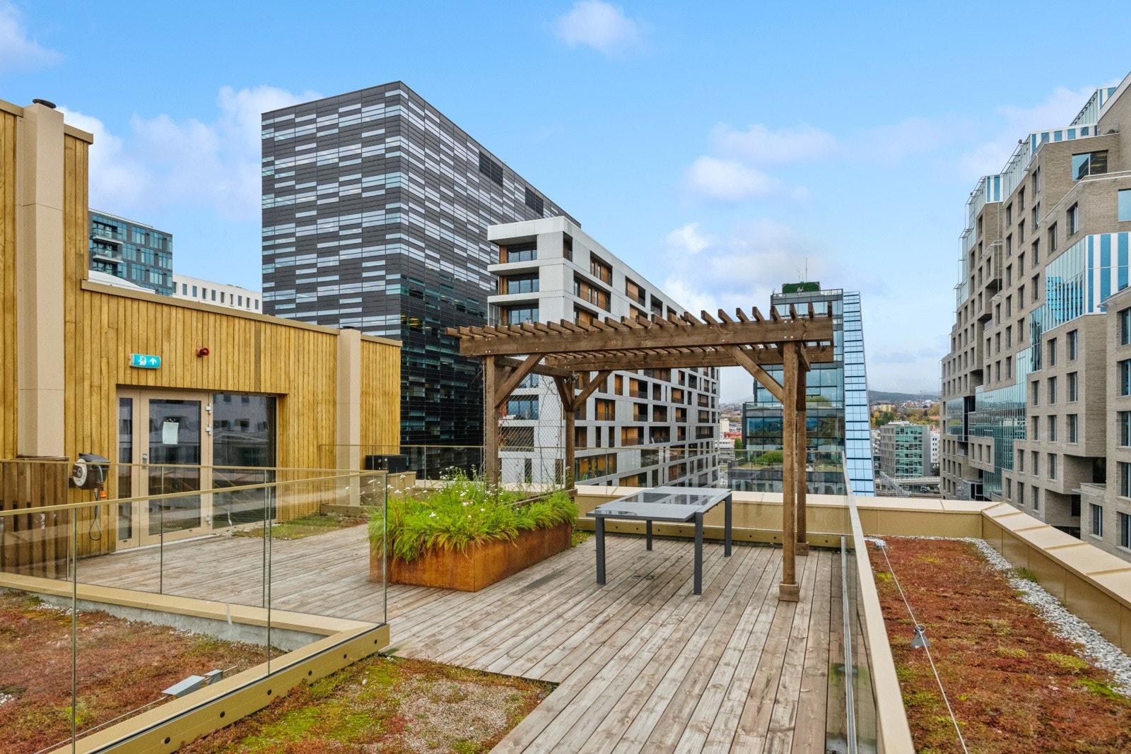 Takterrassen er tilrettelagt for både avslapning og aktivitet Galleribilde