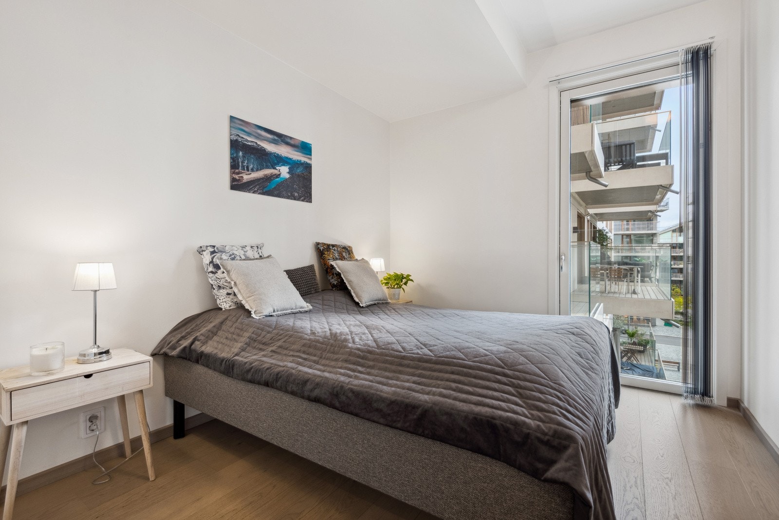 Leiligheten har to gode soverom i lyse, stilrene farger. Galleribilde