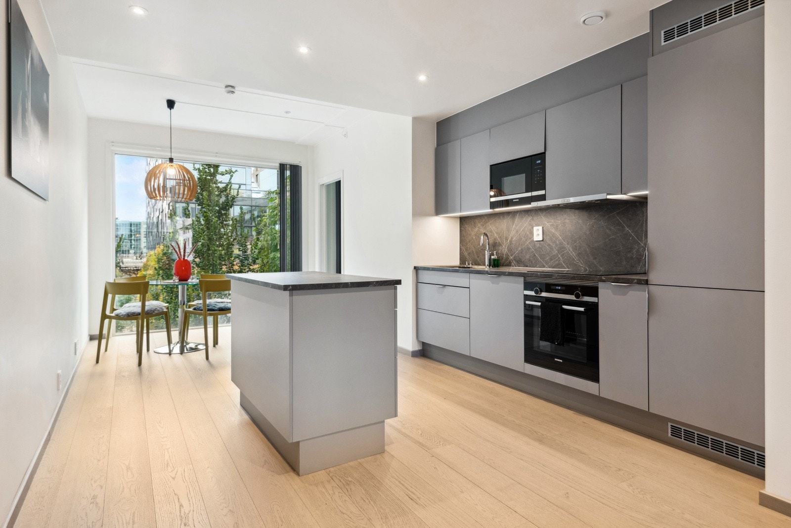 Daglyset strømmer inn via store vinduer i to himmelretninger. Galleribilde