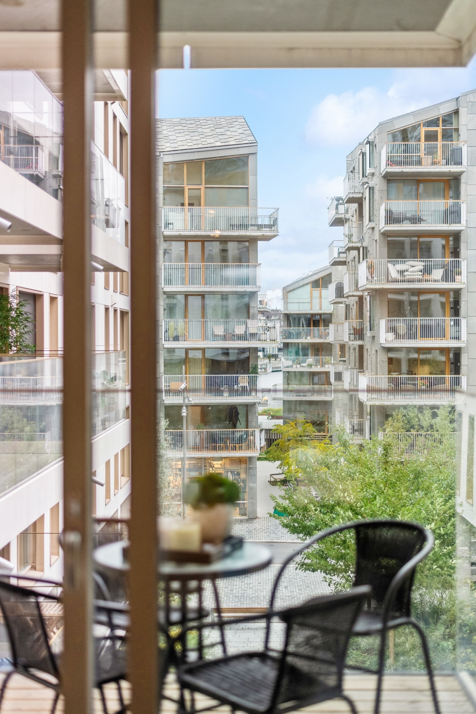 Balkongen har rekkverk med store glassflater som ivaretar utsikten på beste måte. Galleribilde