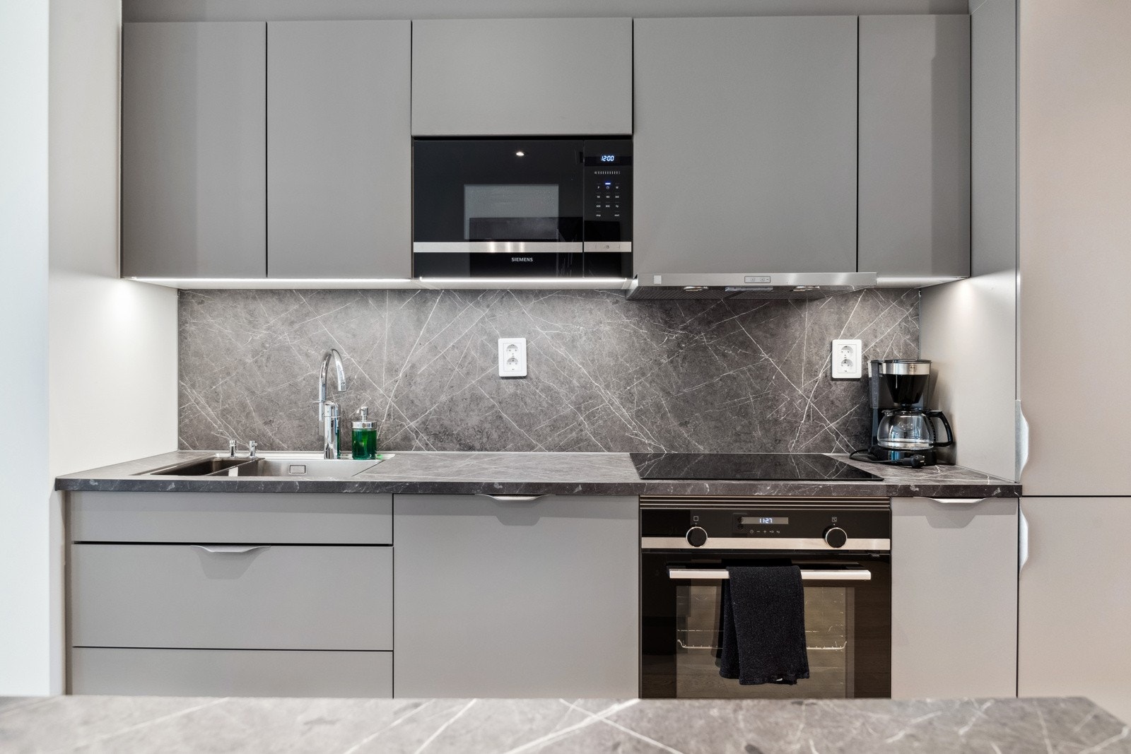 Kjøkkenet har integrerte hvitevarer som oppvaskmaskin, kjøl-/fryseskap, micro, stekeovn og induksjonstopp. Galleribilde