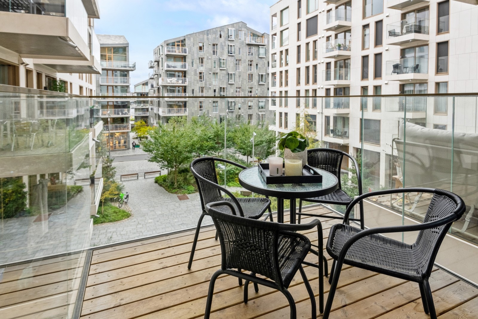 Fra leilighetens balkong er det fint utsyn over det parkmessig opparbeidede atriumet. Galleribilde