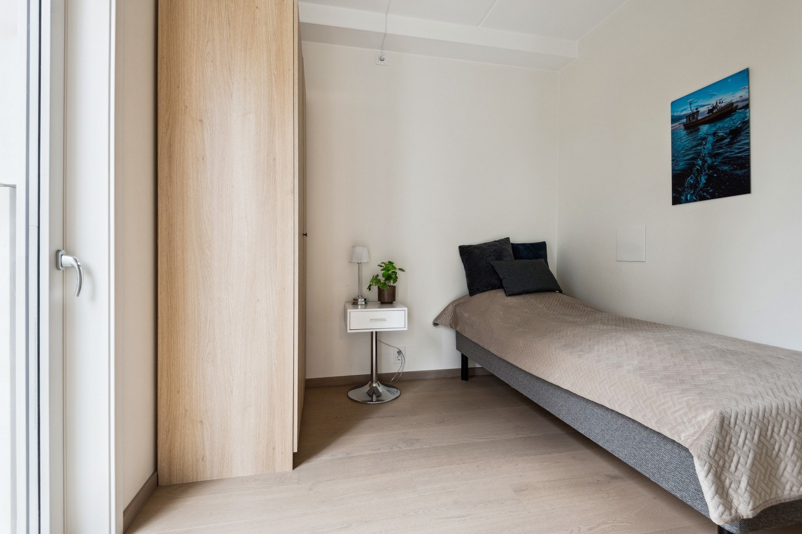 Fra vinduet i soverom 2 ser man ut til store grønne trær langs Dronning Eufemias gate som gir et grønt og frodig utsyn. Galleribilde