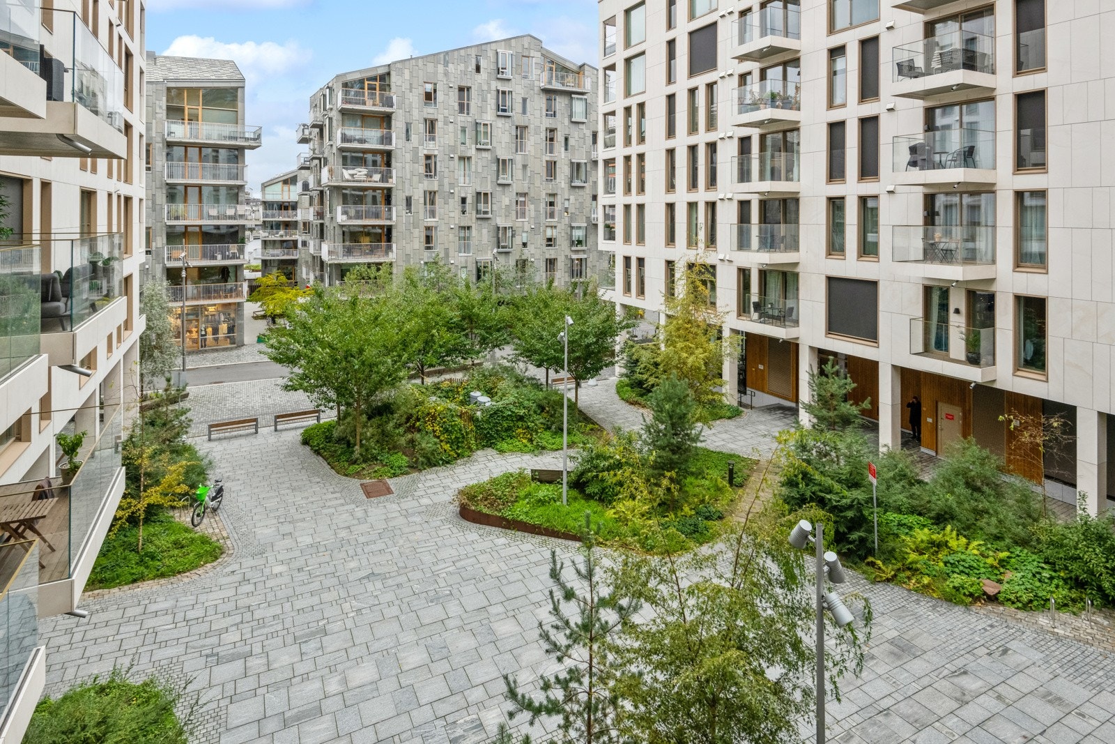 Utsikten fra balkongen, der man også har et gløtt av sjøen. Galleribilde