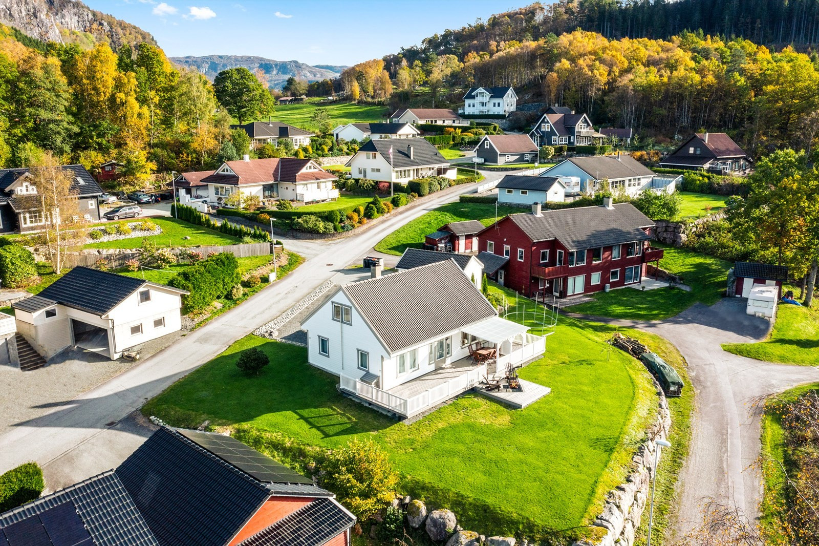 Fister - innbydende enebolig sentralt på Fister med 3 soverom, stor terrasse, garasje og fint opparbeidet hage.