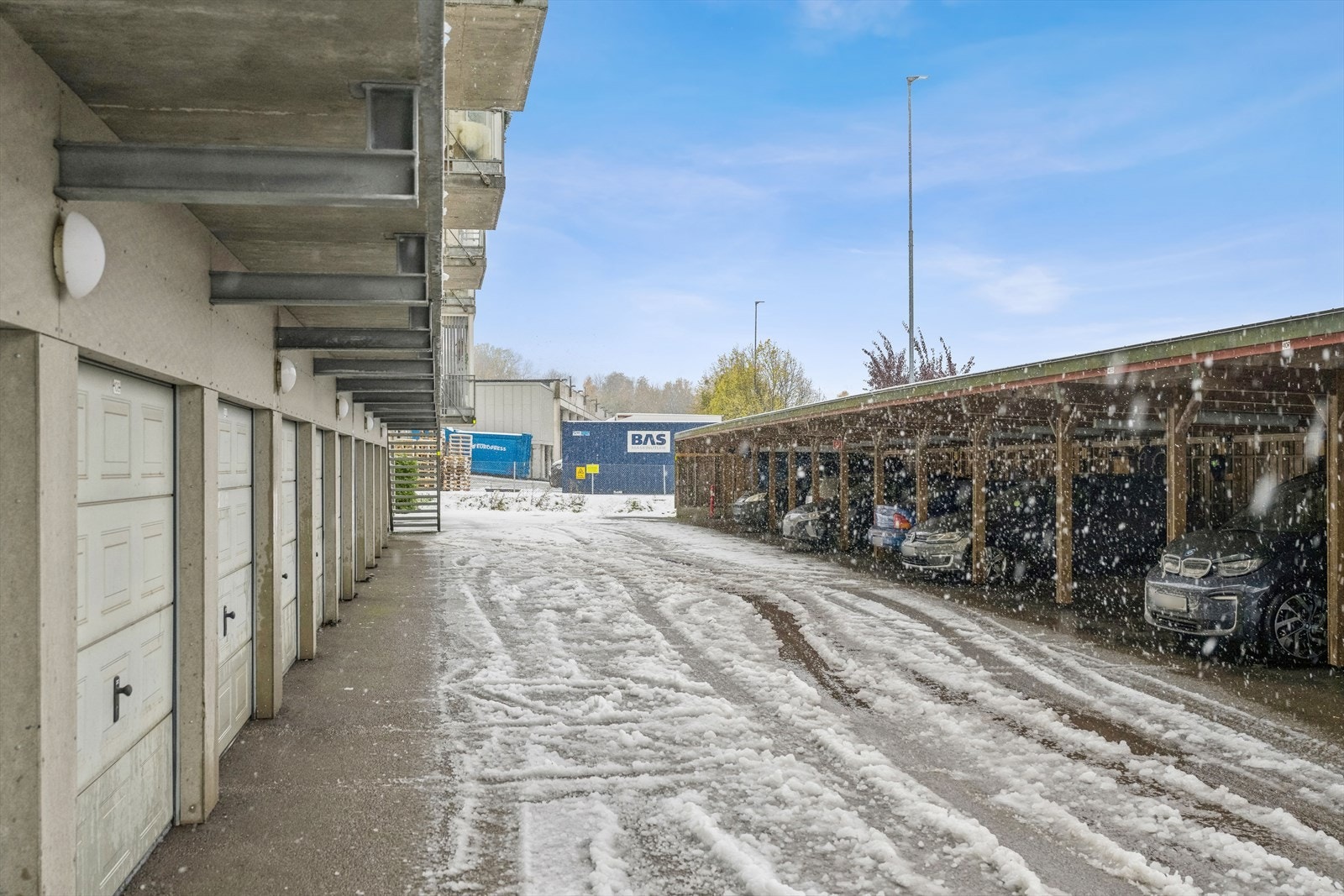 Borettslaget leier ut garasje og carport. Ledig plass må avklares med styret i b/l. Galleribilde