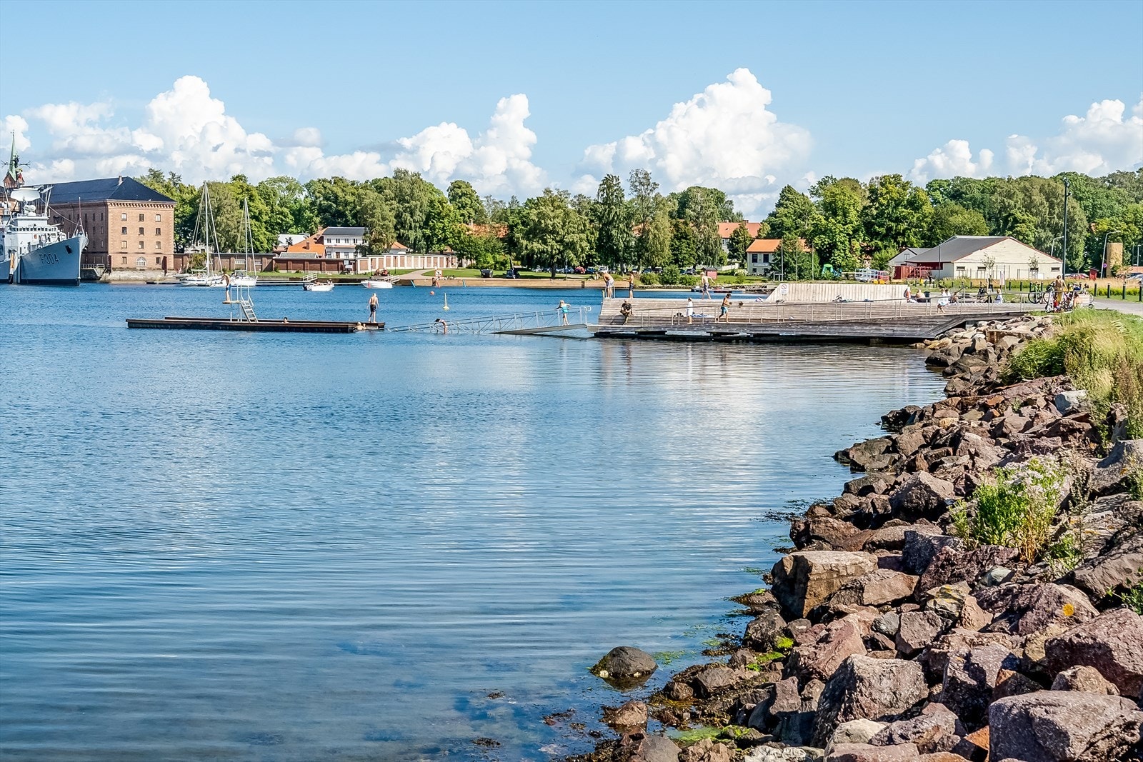 Kystparken med bademuligheter ved Indre Havn og rett over veien fra leiligheten. Galleribilde