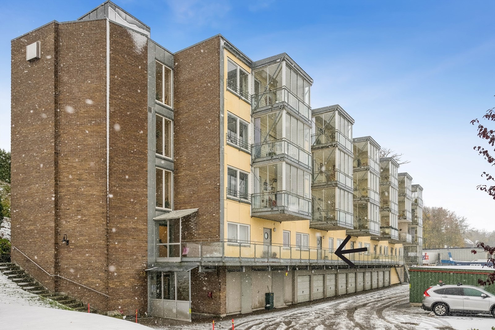 Fasade - Leiligheten ligger i høy 1. etg. m/adkomst via svalgang eller heis fra bakkeplan. Galleribilde