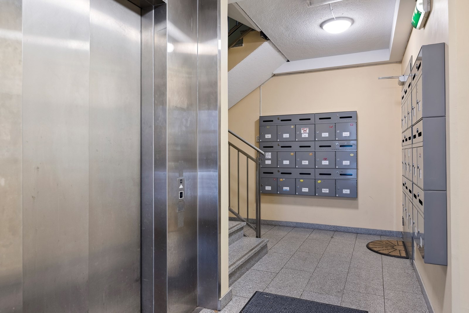 Felles inngangsparti med heis fra bakkeplan. Galleribilde