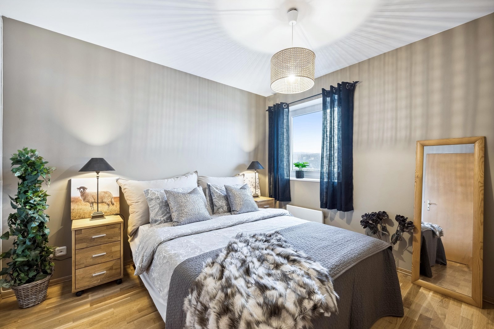 Romslig soverom med nymalte vegger. Galleribilde