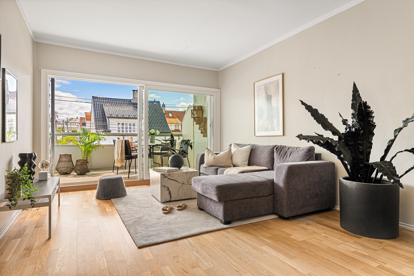 Fra stuen har man utgang til flott solrik altan på 8 m² Galleribilde