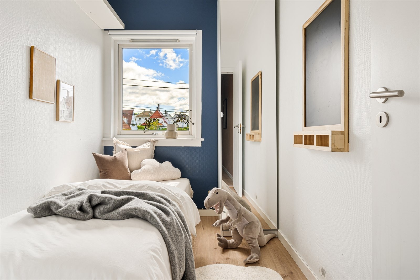 Soverom nr. 3 måler 4,7 m² og har gjennomgående laminat på gulv samt rikelig med naturlig lys fra vinduet Galleribilde