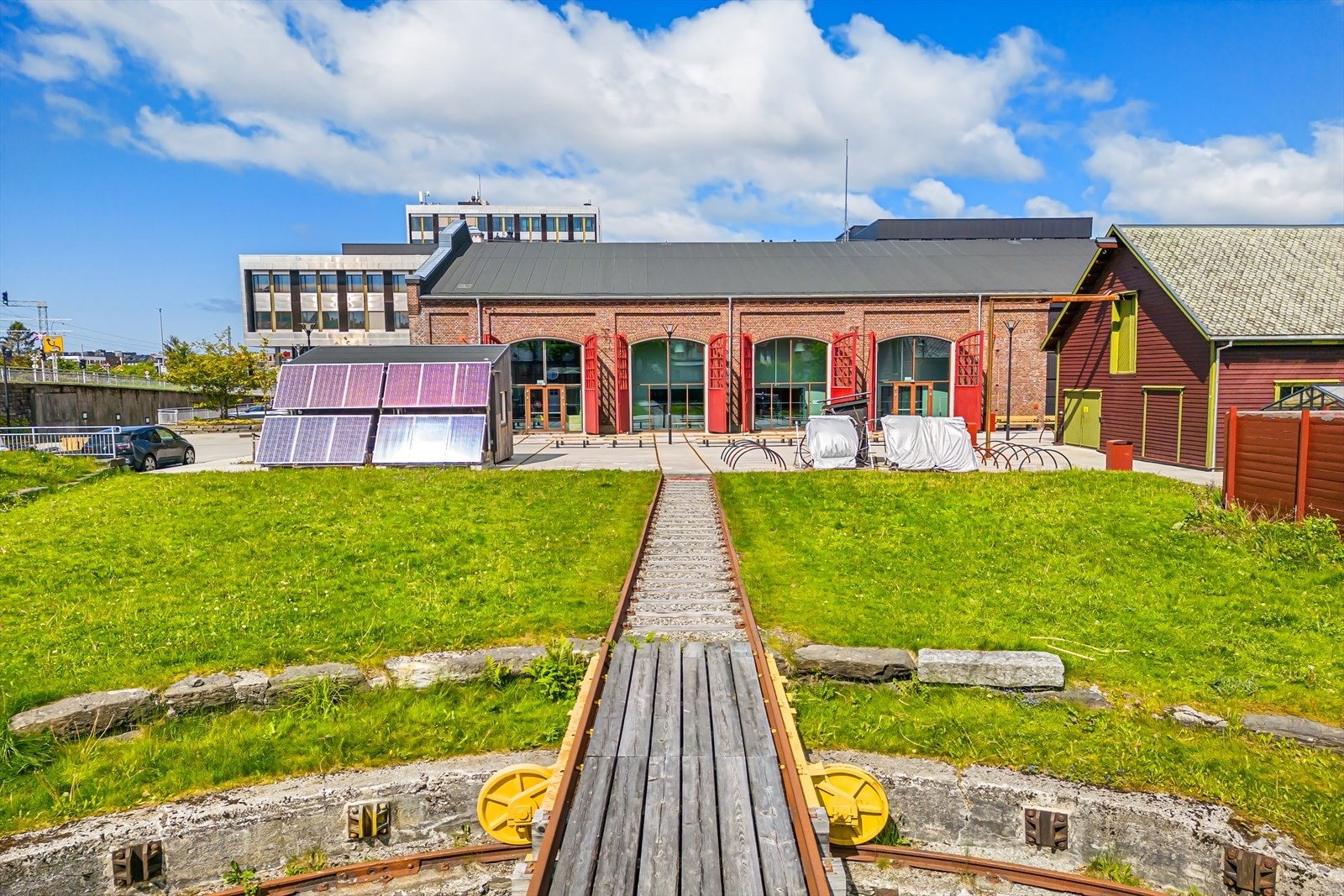 Nærområdet kan skilte med Høyskolen på Vestlandet som nærmeste nabo, samt gåavstand til Brann Stadion Galleribilde